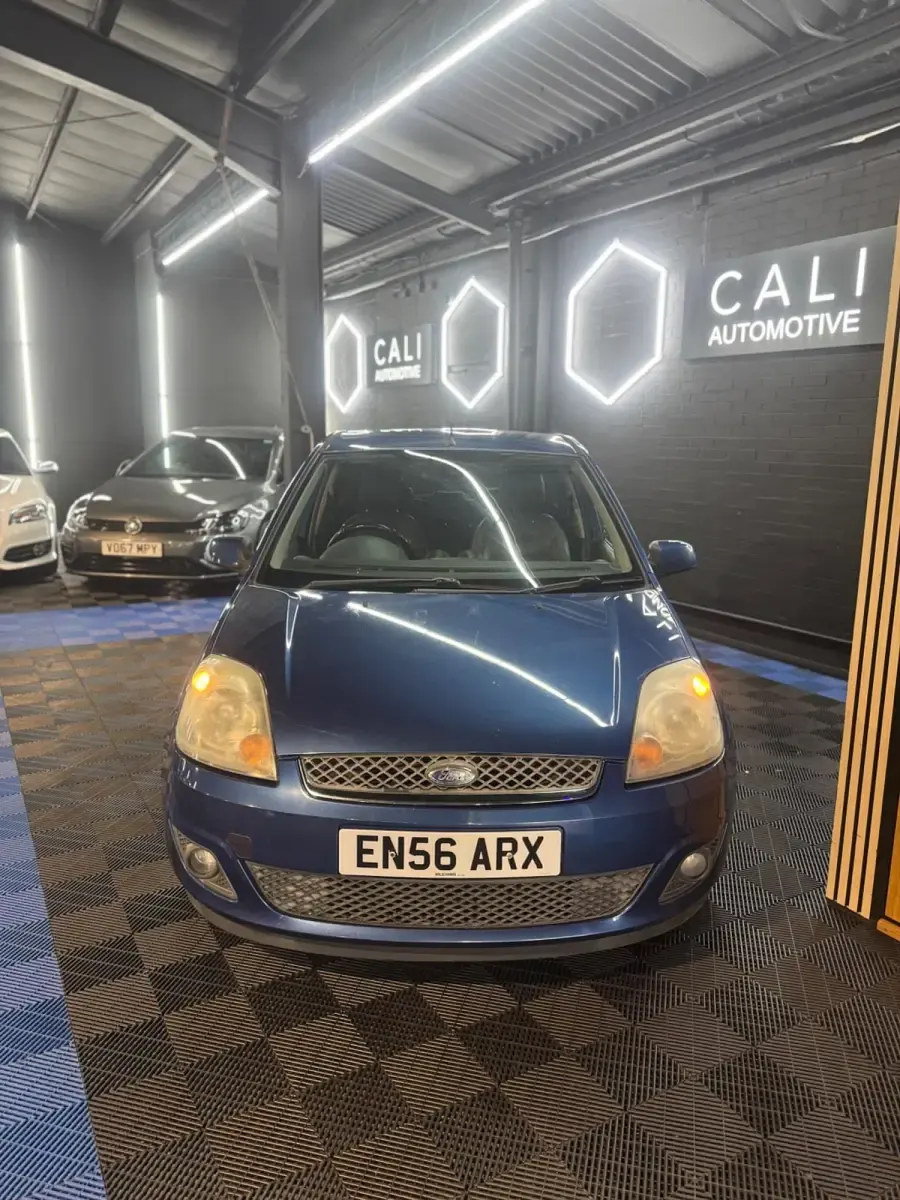 Begagnad Ford Fiesta Ghia 2007 Blå Halvkombi