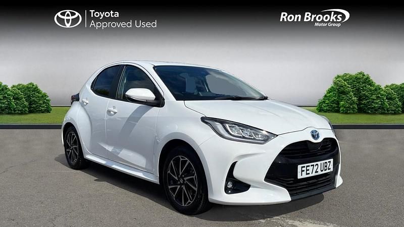 White Used 2022 Toyota Yaris Hybrid Design Hatchback | £15,602 (Good price) - Image 1/4