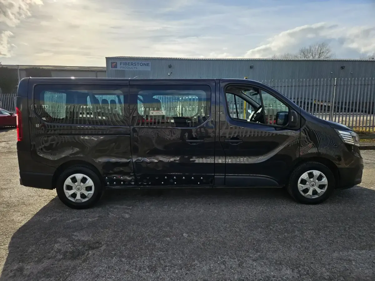 Usado Renault Trafic 150 HP (110 kW) 2024 Preto Monovolume