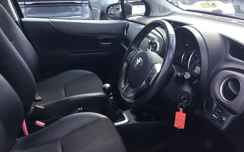 Used Toyota Yaris SR 101 HP (74 kW) 2013 Blue Hatchback