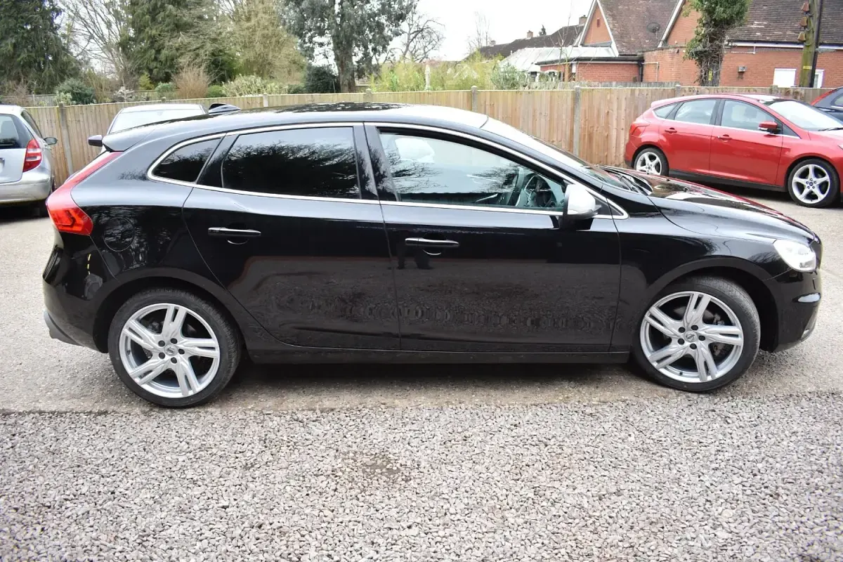 Used Volvo V40 R-Design 122 HP (89 kW) 2019 Black Hatchback