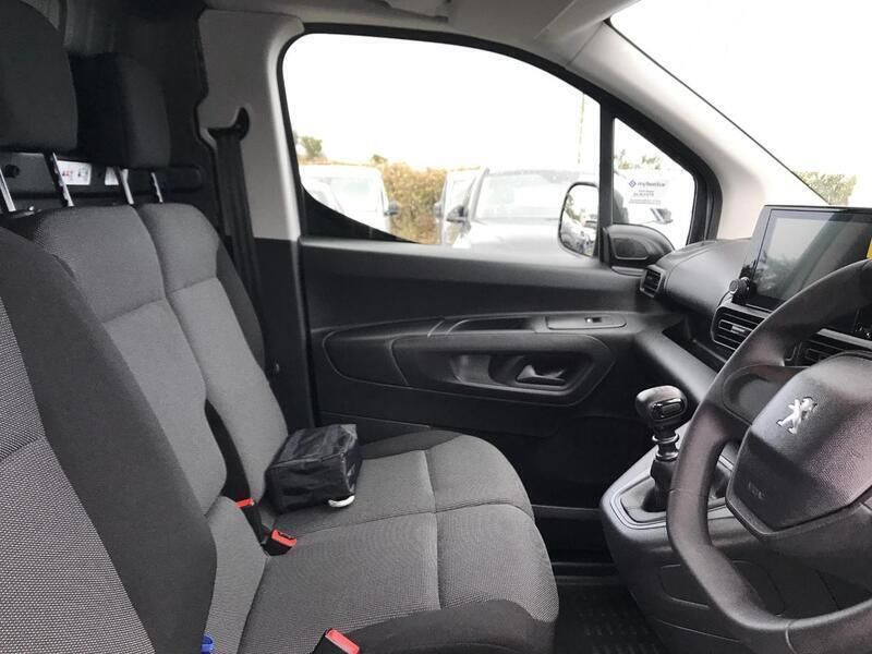 White Used 2023 Peugeot Partner Premium MPV | £15,995 (Fair price) - Image 1/4