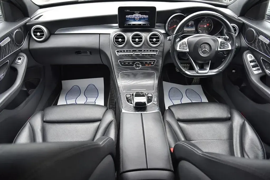 Usado Mercedes C220 AMG line 170 CV (125 kW) 2017 Plateado Berlina