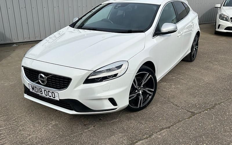 Begagnad Volvo V40 R-Design 152 HK (111 kW) 2018 Vit Halvkombi