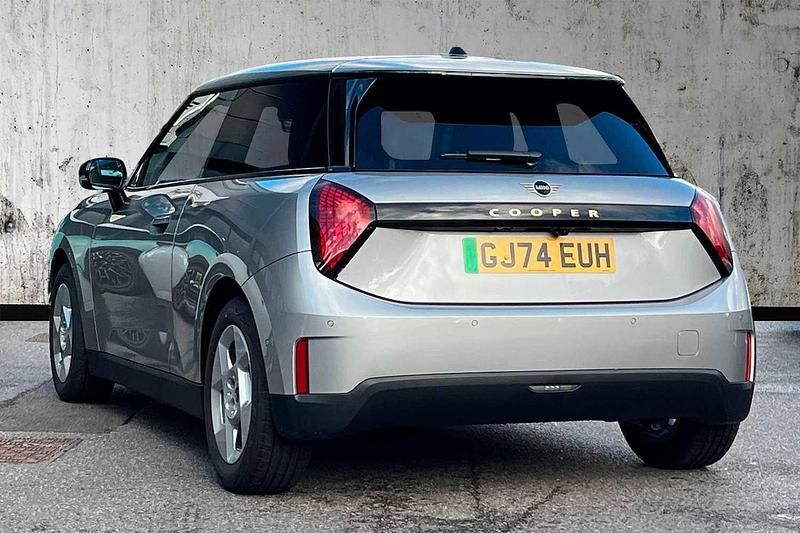Usado Mini Cooper Hatch 133 kW (181 CV) 2024 Plateado Utilitario