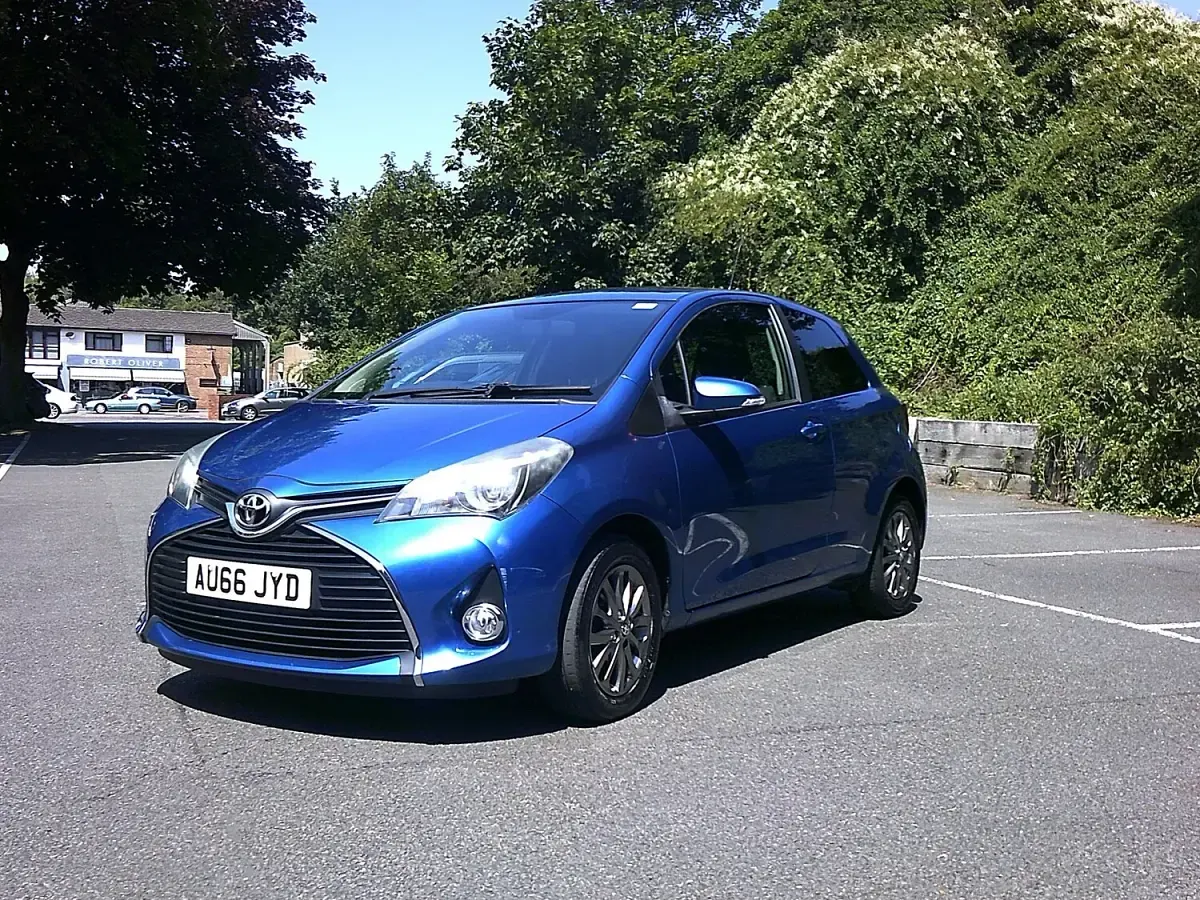 Used Toyota Yaris 99 HP (72 kW) 2016 Blue Hatchback