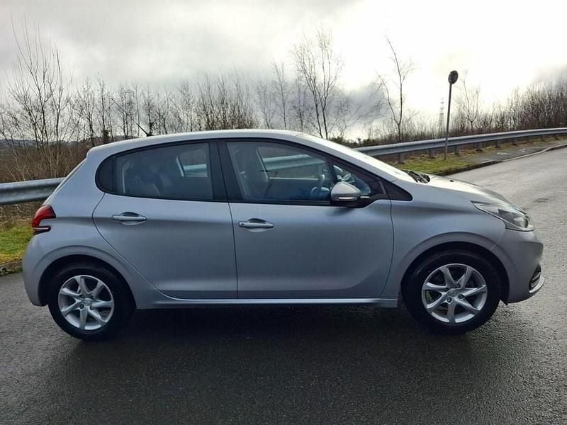 Second-hand Peugeot 208 Active 82 CP (60 kW) 2016 Argintiu Hatchback