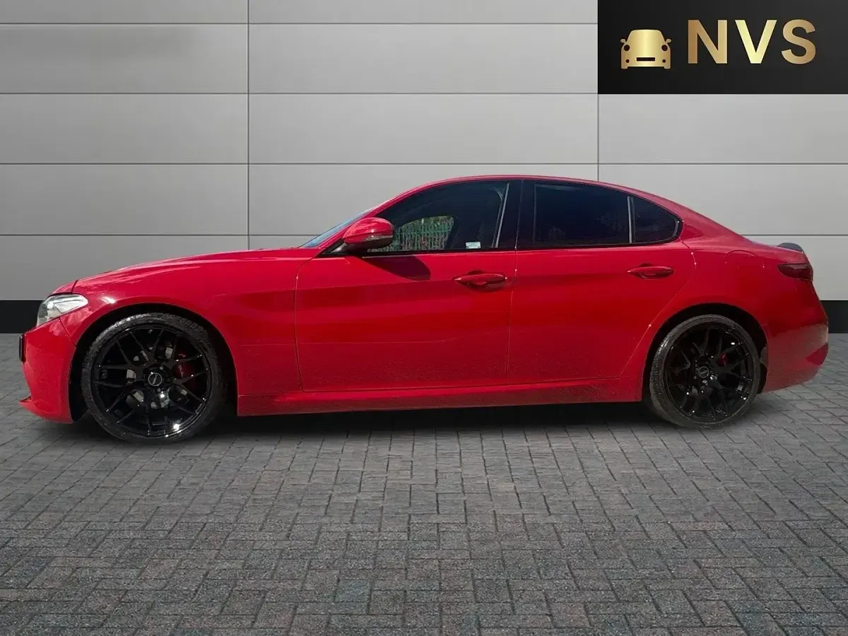 Used Alfa Romeo Giulia Edizione Speciale 180 HP (132 kW) 2017 Red Sedan