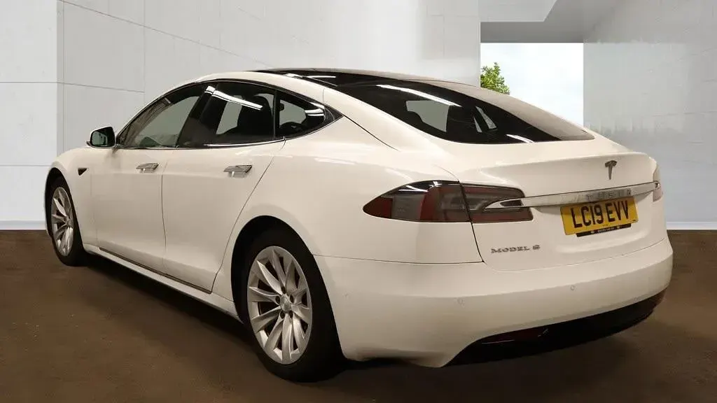 Used Tesla Model S 350 kW (476 HP) 2019 White Hatchback