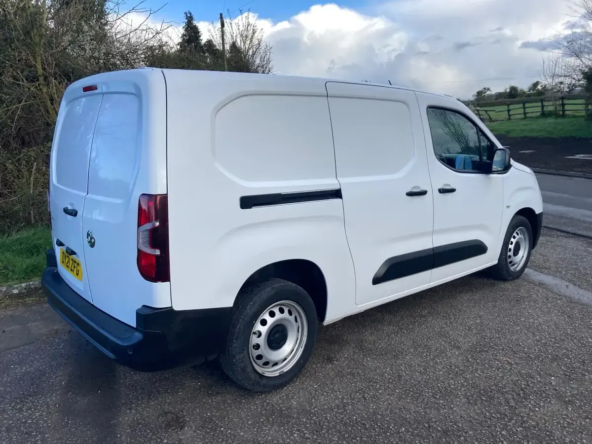 Used Vauxhall Combo 100 HP (73 kW) 2021 White MPV