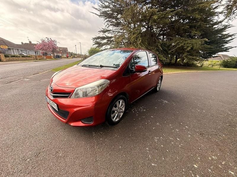 Used Toyota Yaris 101 HP (74 kW) 2012 Red Hatchback