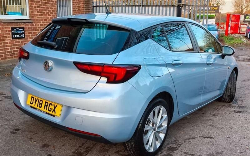 Used Vauxhall Astra Design Edition 101 HP (74 kW) 2018 Silver Hatchback