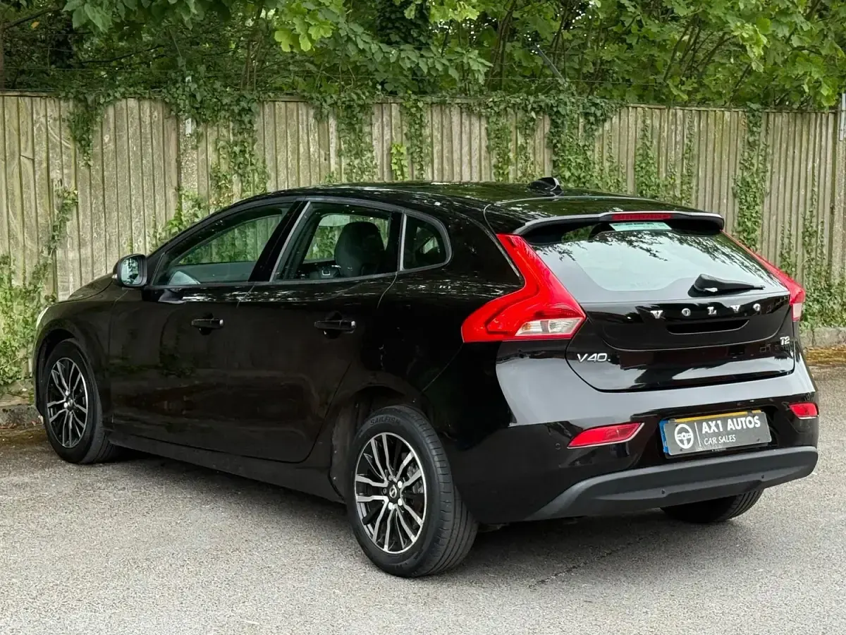 Used Volvo V40 Momentum 122 HP (89 kW) 2018 Black Hatchback