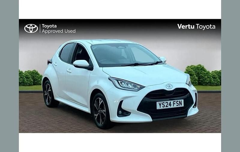 Used Toyota Yaris Hybrid Design 116 HP (85 kW) 2024 White Hatchback