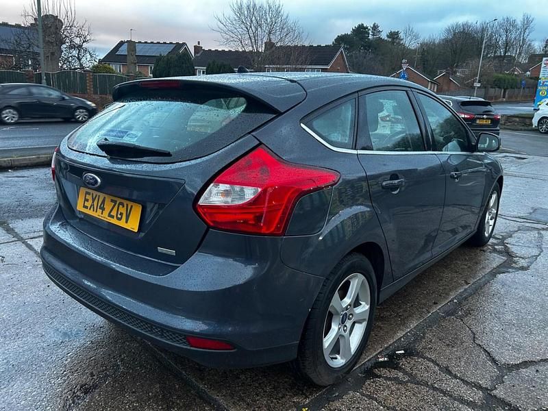 Usado Ford Focus Zetec 2014 Cinzento Citadino
