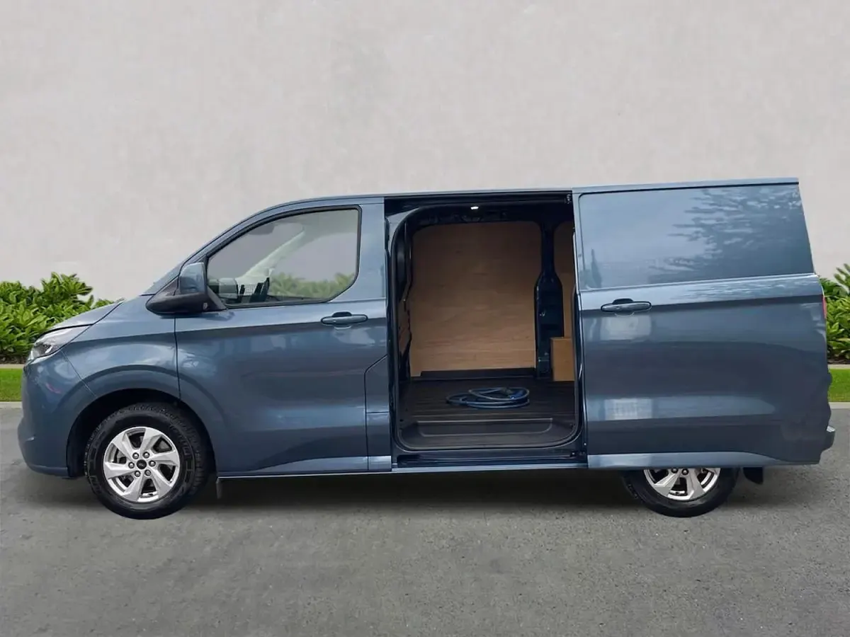 Usado Ford E-Transit Limited 100 kW (136 CV) 2024 Azul Van