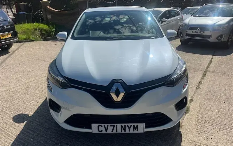 Used Renault Clio Iconic 90 HP (66 kW) 2021 White Hatchback