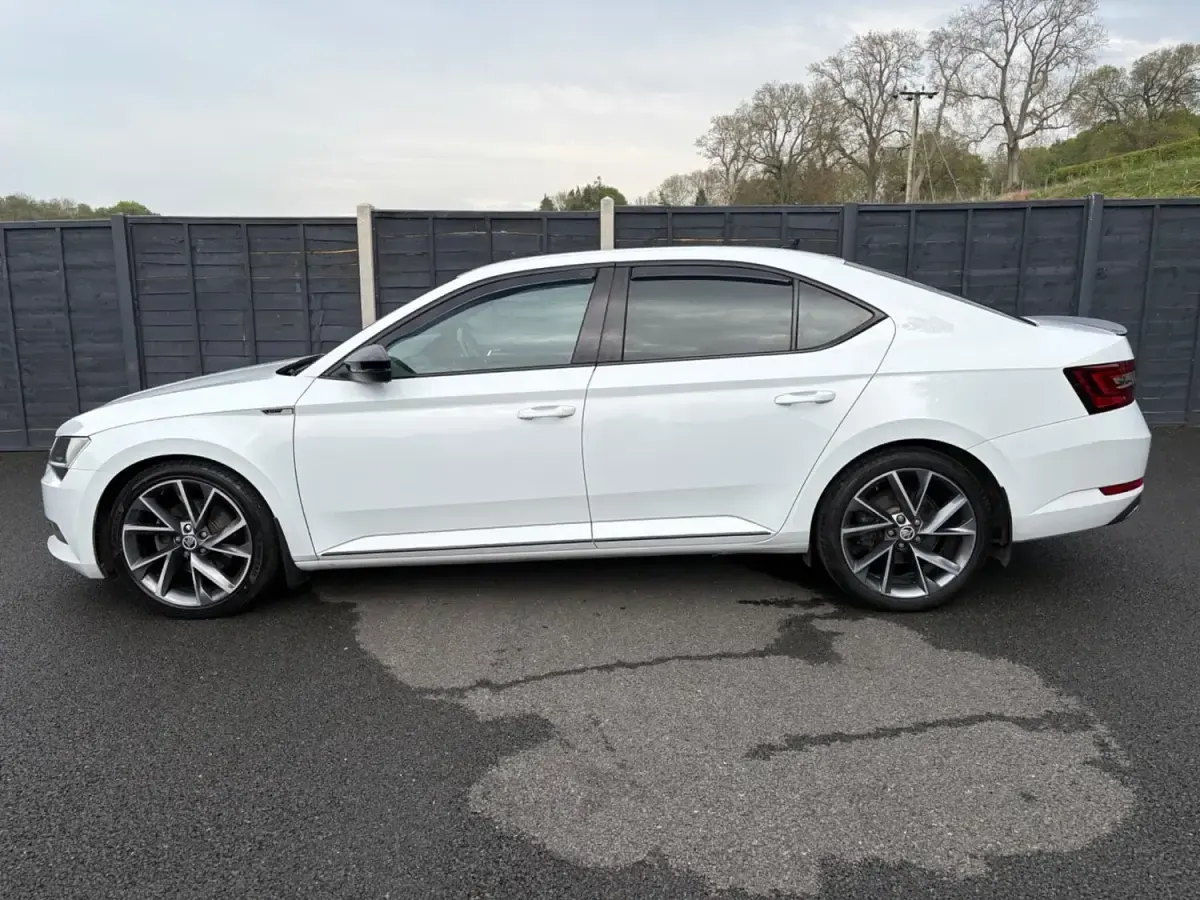 Gebraucht Skoda Superb SportLine 190 PS (139 kW) 2017 Weiß Kleinwagen