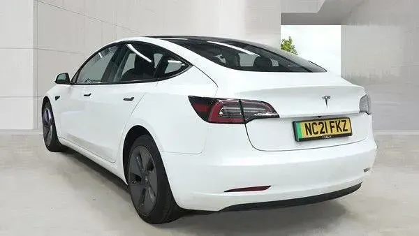 Used Tesla Model 3 Standard Range Plus 366 kW (498 HP) 2021 White Sedan