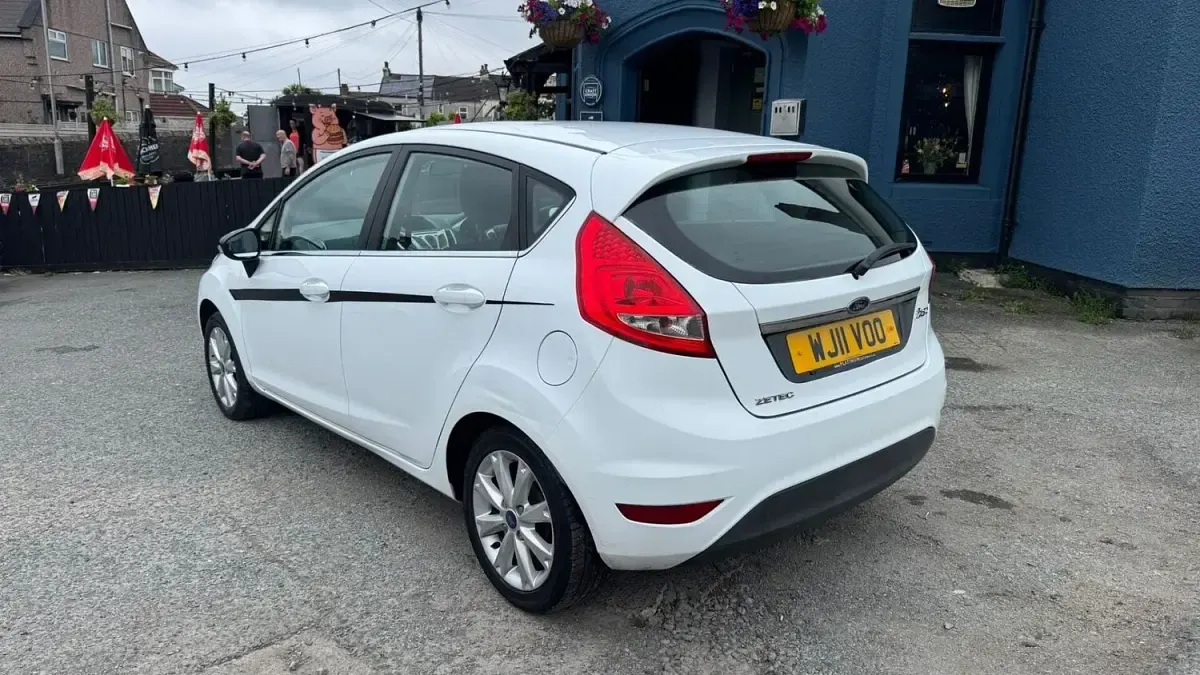 Used Ford Fiesta Zetec 82 HP (60 kW) 2011 White Hatchback