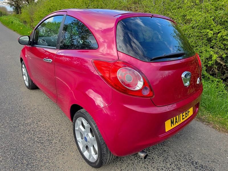 Begagnad Ford Ka Titanium 69 HK (50 kW) 2011 Röd Halvkombi