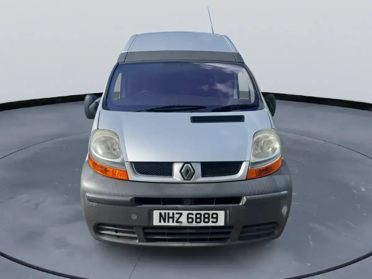 Begagnad Renault Trafic 2006 Silver Minibuss