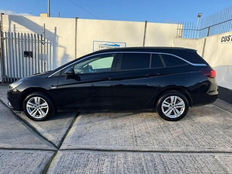 Second-hand Vauxhall Astra Design Edition 136 CP (100 kW) 2016 Negru Break