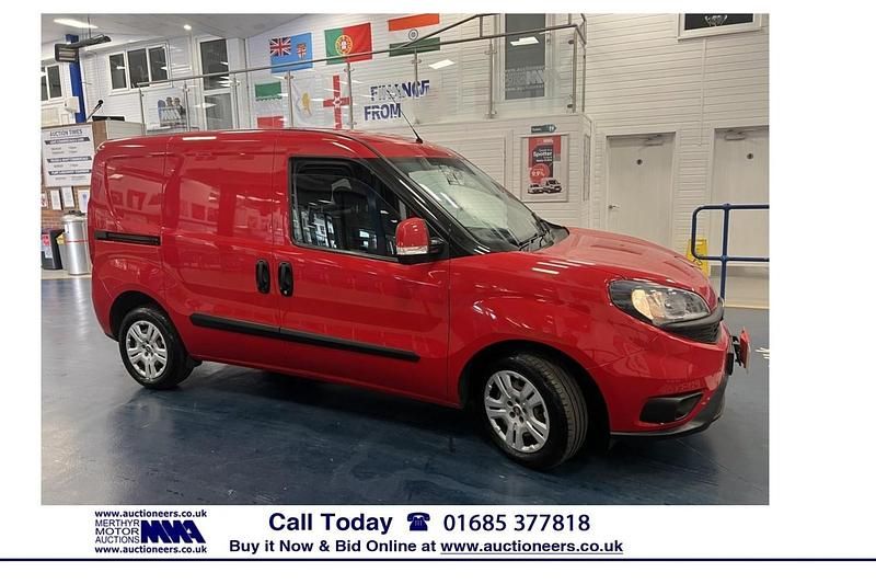 Used Fiat Doblò 95 HP (69 kW) 2018 Red MPV