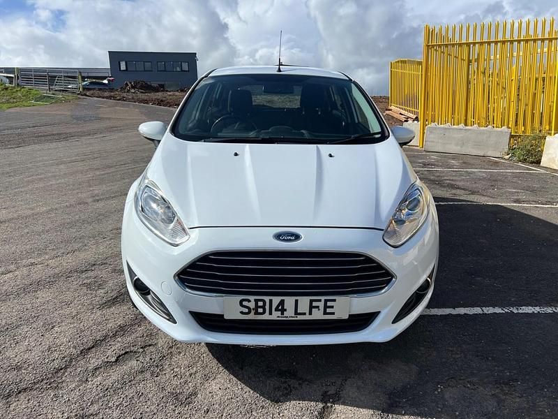 Used Ford Fiesta Zetec 82 HP (60 kW) 2014 White Hatchback