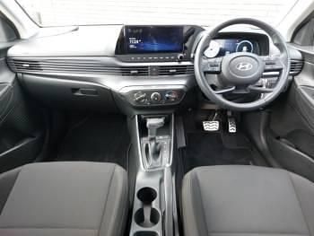 Begagnad Hyundai Bayon Advanced 100 HK (73 kW) 2025 Grå SUV
