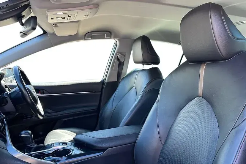 Used Toyota Camry Design 218 HP (160 kW) 2019 Silver Sedan