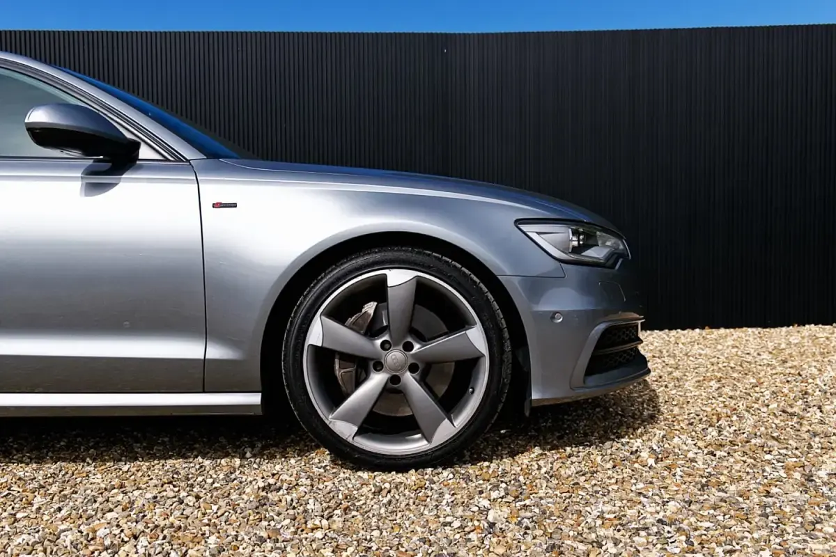 Usado Audi A6 Black Edition 313 HP (230 kW) 2013 Cinzento Sedan