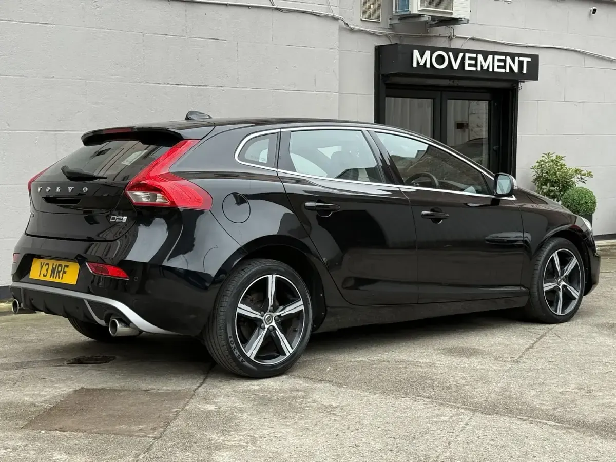 Used Volvo V40 R-Design 120 HP (88 kW) 2017 Black Hatchback