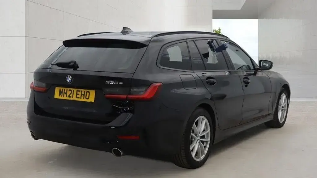 Begagnad BMW 330e Comfort Edition 2021 Svart Kombi