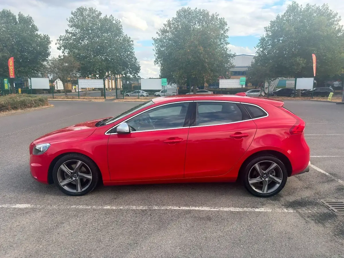 Used Volvo V40 R-Design 122 HP (89 kW) 2016 Red Hatchback