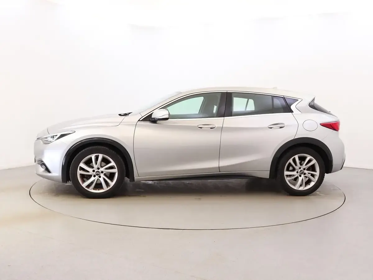 Used Infiniti Q30 Business 109 HP (80 kW) 2017 Silver Hatchback