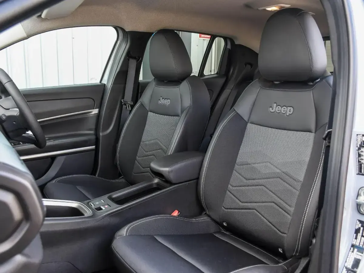 Begagnad Jeep Avenger EV Summit 113 kW (154 HK) 2025 Grå SUV