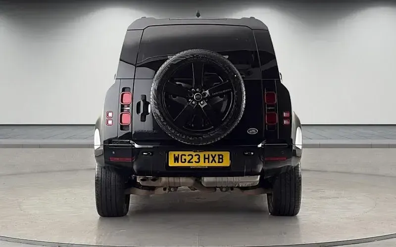 Begagnad Land Rover Defender HSE Dynamic 300 HK (220 kW) 2023 Svart SUV