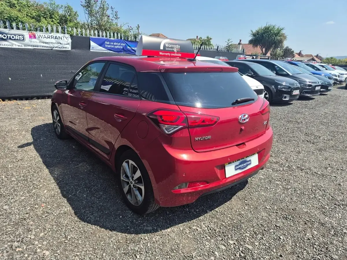 Used Hyundai i20 Premium 84 HP (61 kW) 2017 Red Hatchback