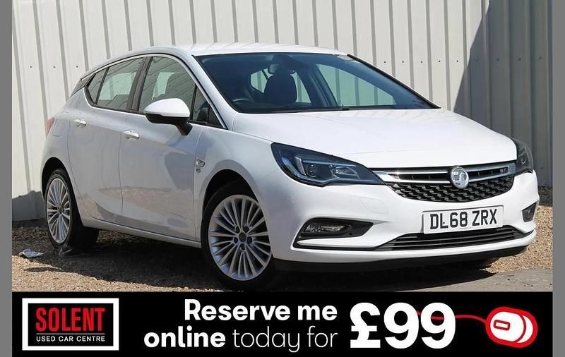 Used Vauxhall Astra Elite 105 HP (77 kW) 2018 White Hatchback