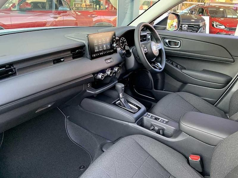 Used Honda HR-V Elegance 131 HP (96 kW) 2024 Sunlight white SUV