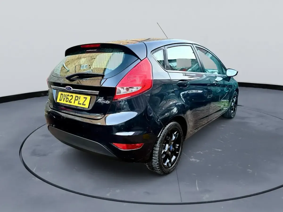 Begagnad Ford Fiesta Zetec 2012 Svart Halvkombi