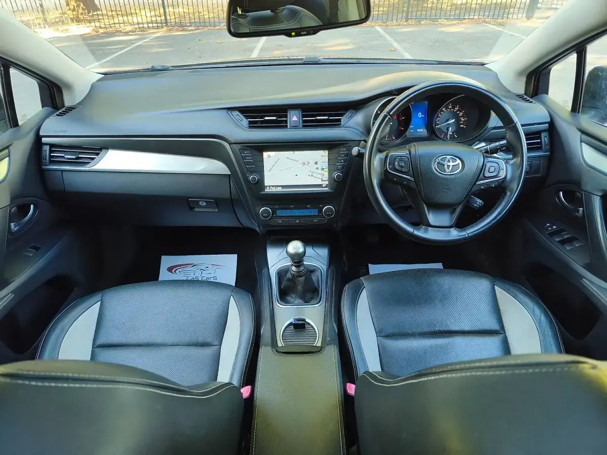 Used Toyota Avensis Business Edition 143 HP (105 kW) 2016 Blue Estate
