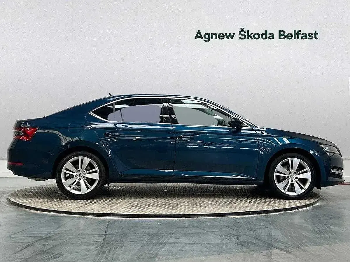 Used Skoda Superb SE L 140 HP (102 kW) 2022 Petrol blue metallic Hatchback