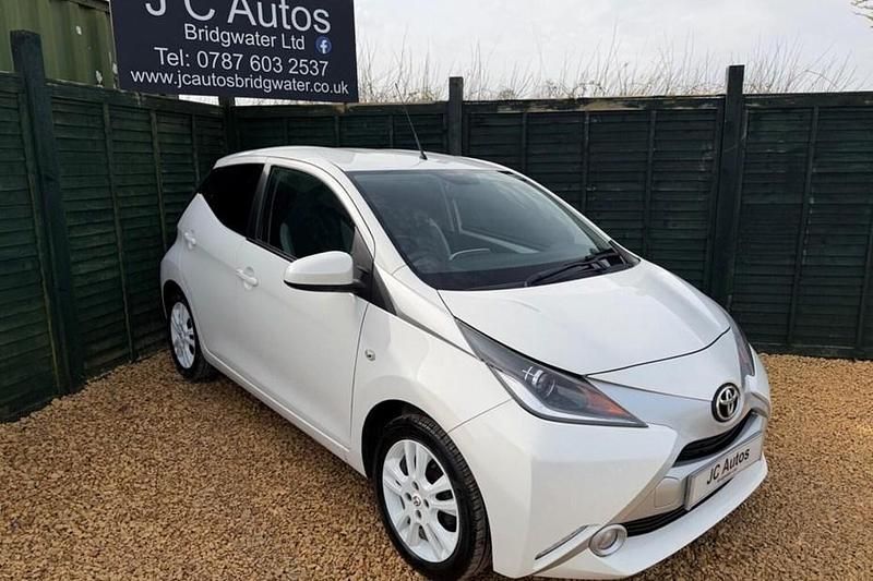 Used Toyota Aygo X-pure 69 HP (50 kW) 2016 White Hatchback