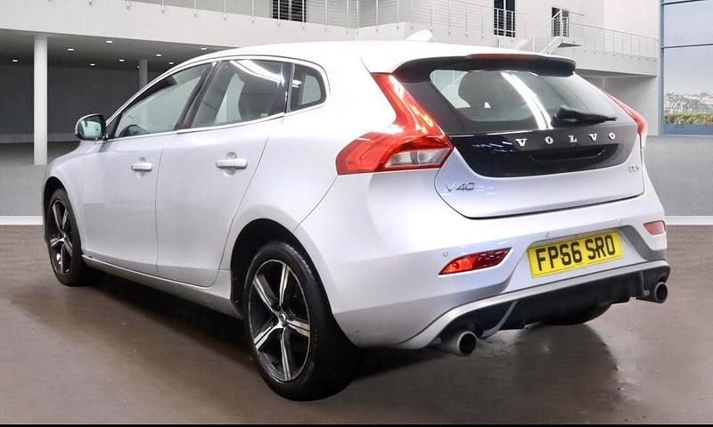 Used Volvo V40 R-Design 120 HP (88 kW) 2016 Silver Hatchback