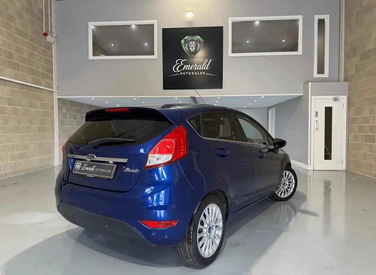 Used Ford Fiesta Titanium 120 HP (88 kW) 2014 Blue Hatchback