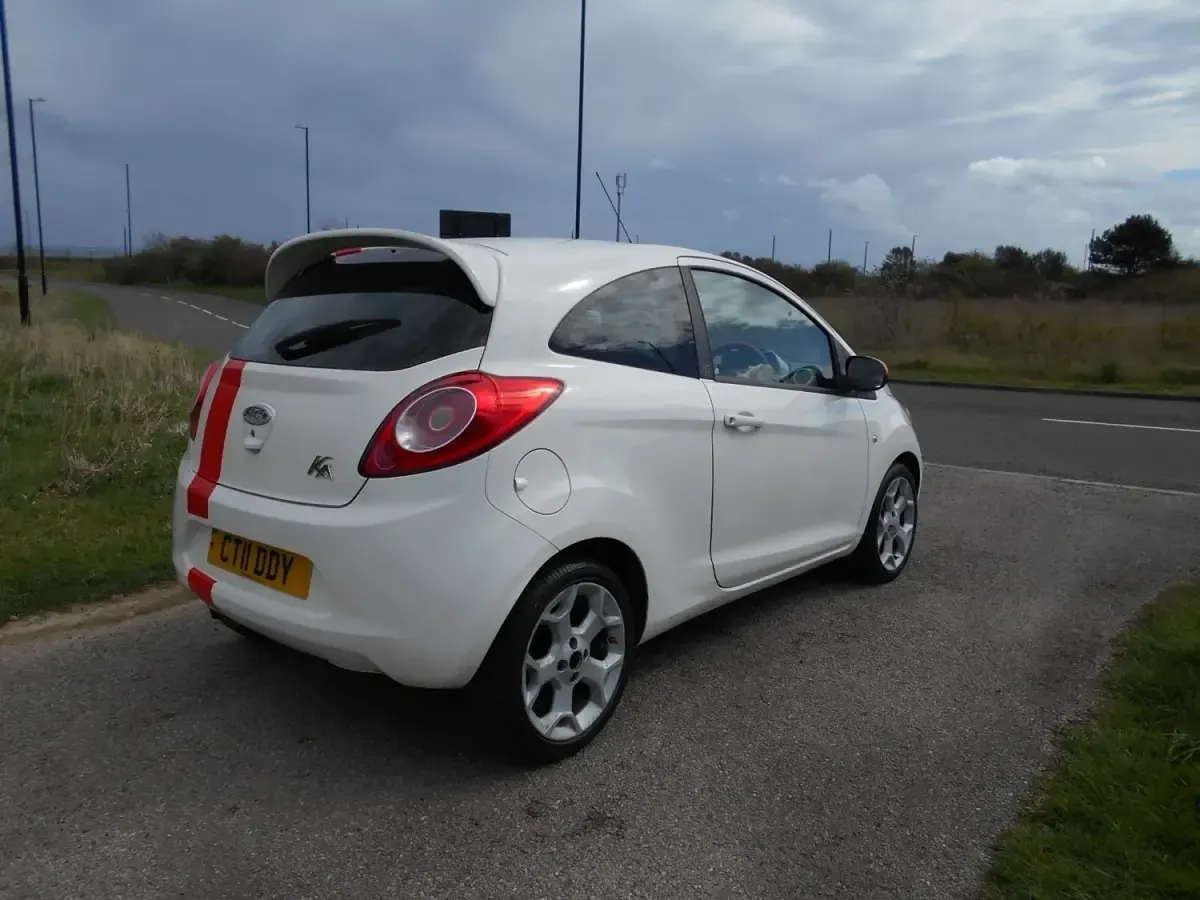 Używany Ford Ka 69 KM (50 kW) 2011 Biały Hatchback