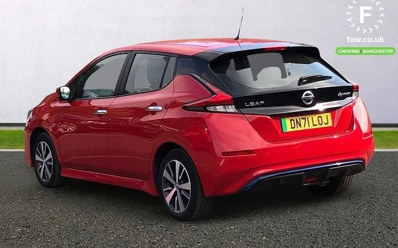 Begagnad Nissan Leaf Acenta 110 kW (150 HK) 2021 Röd Halvkombi