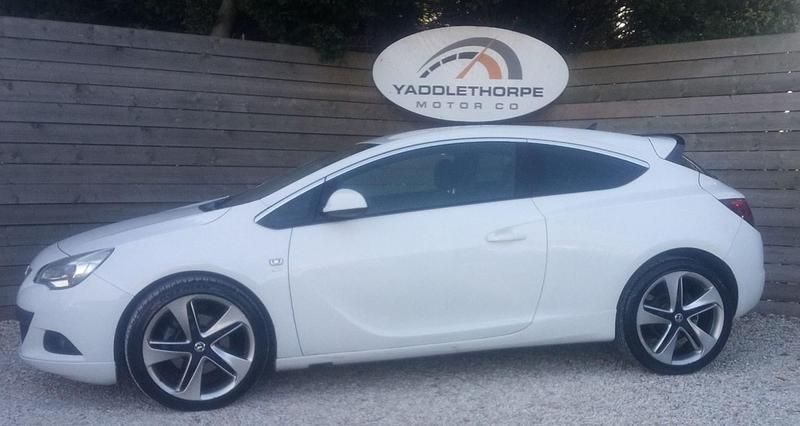 Used Vauxhall Astra GTC SRi 2012 White Hatchback